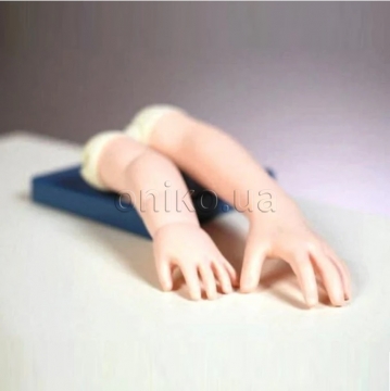 Sada pediatrických rukou pro praxi intravenózních injekcí